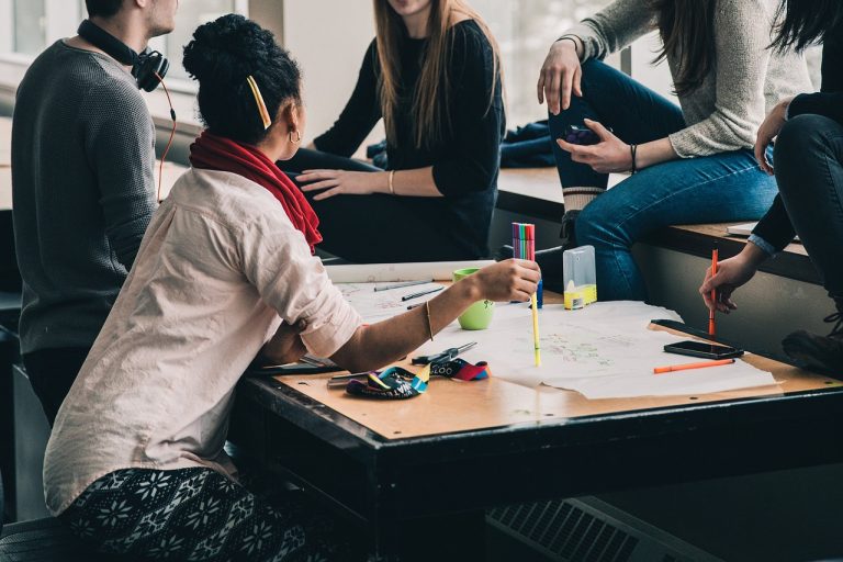 Quels sont les avantages et les contraintes à recevoir un cours